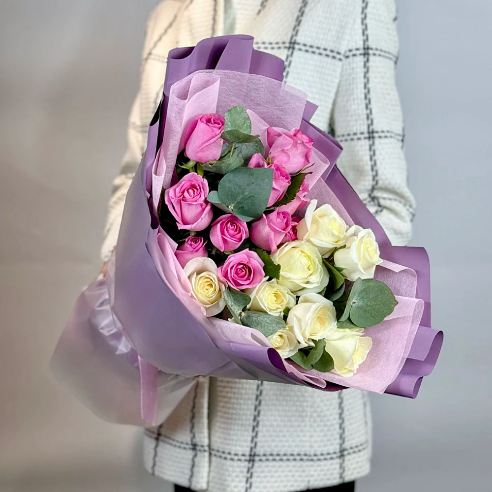 19 белых и розовых роз