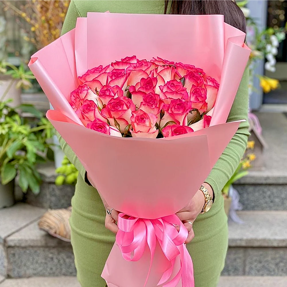 25 розовых роз